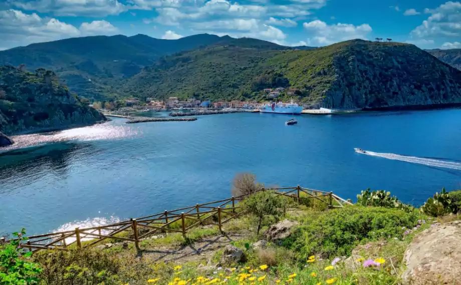 Port et village de Capraia