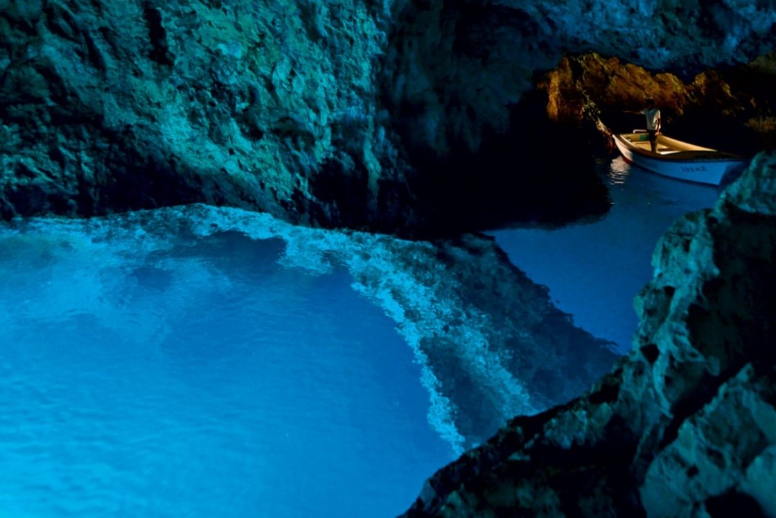 Nel nostro possibile unico giorno di riposo della settimana, goditi una mattinata tranquilla con un po' di meditazione, stretching e yoga sulla spiaggia. Risalita verso nord verso e intorno alle isole Pakleni e Palmižana. Pratica di vela lungo il percorso, oltre ad alcune soste per nuotare e scoprire gemme naturali nascoste. Conferenze e workshop nel tardo pomeriggio, possibilità di pernottare nel porto turistico di Palmižana.