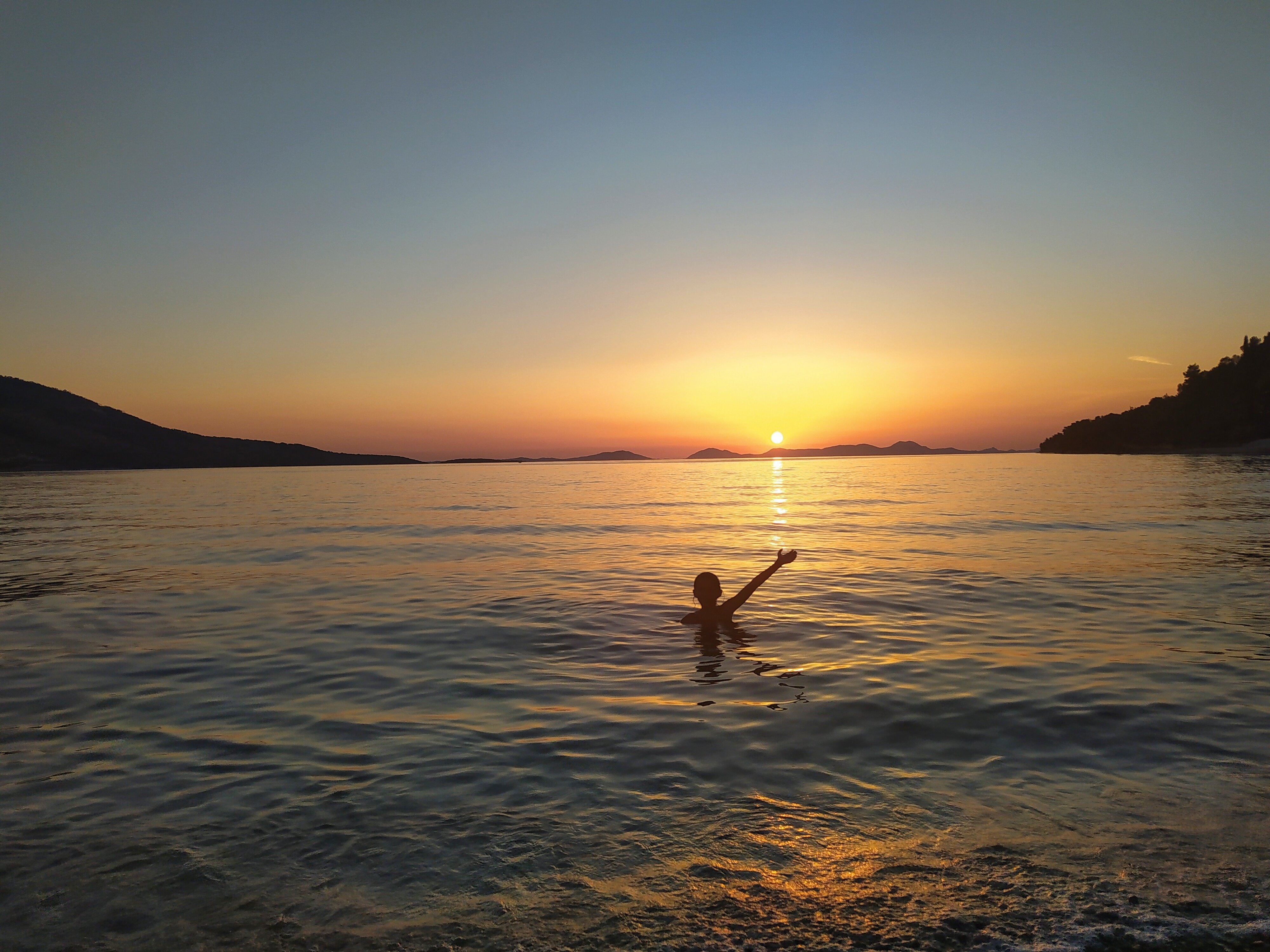 Jueves, Erikoussa, Mar y Ouzo