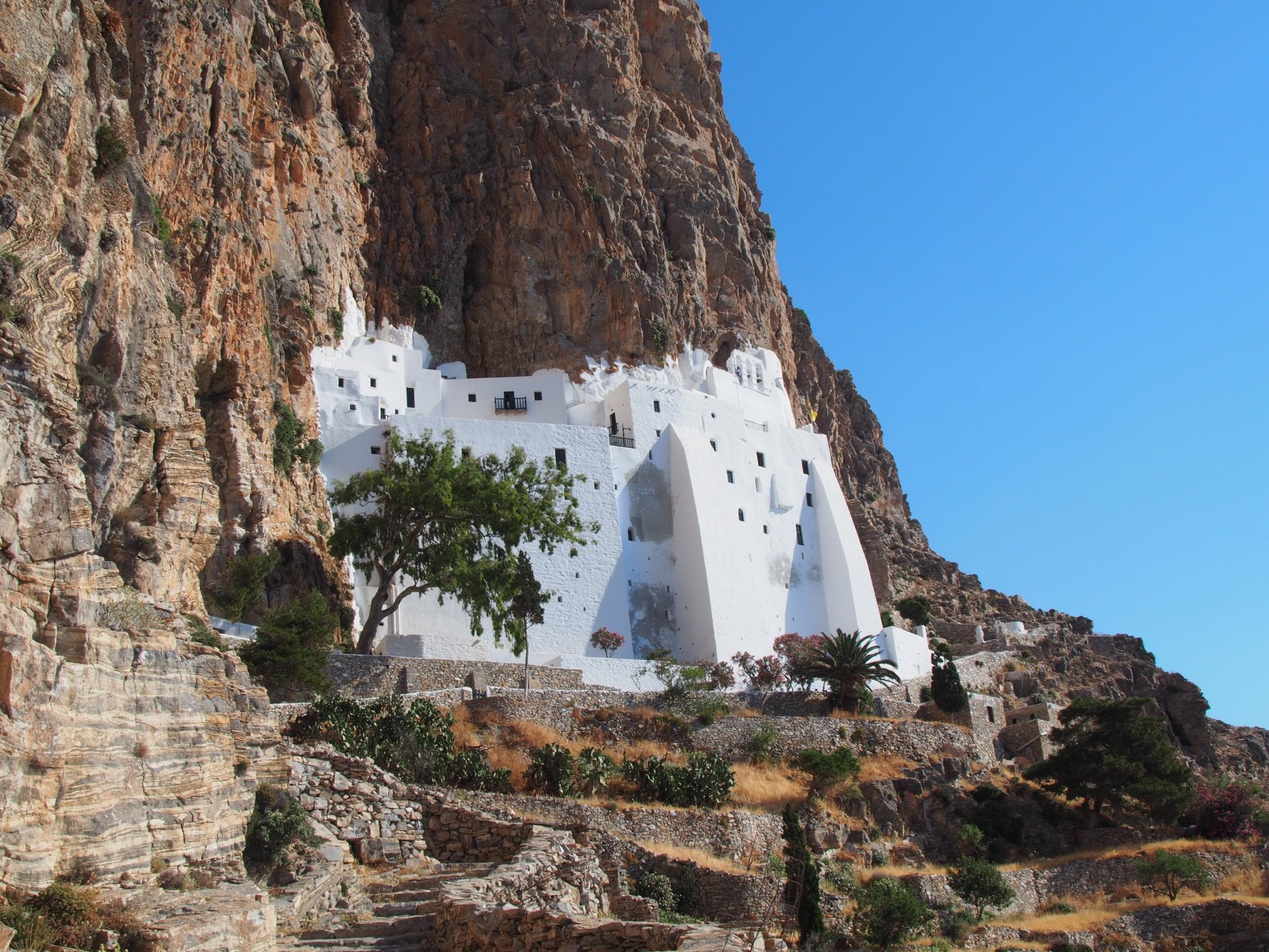 Segeln Sie nach Amorgos und wandern Sie