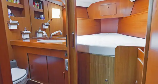 Cabin / forward cabins
