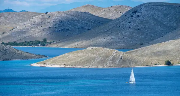 Wilde Inseln mit unberührten Stränden und typischen Tavernen