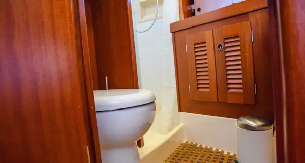 L’incontinente: come si usa il bagno? Se mi scappa mentre stiamo navigando mi devo tuffare in mare?