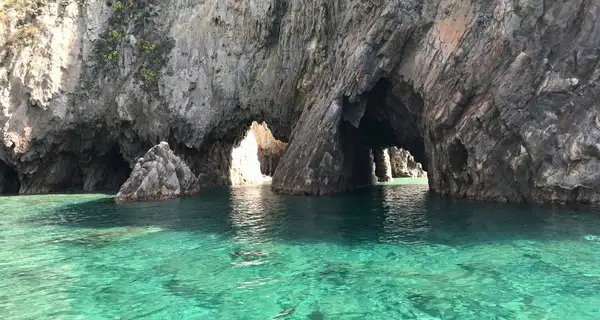 Palmarola e le sue pareti rocciose