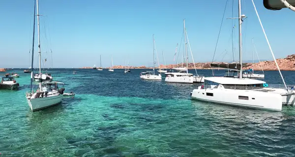 <b>Barca a vela o catamarano?</b> Due esperienze diverse, non solo due barche