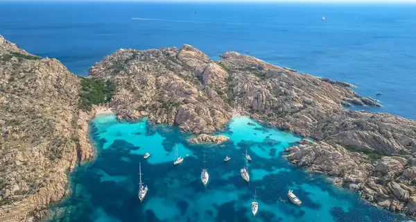 Volare verso le più belle isole italiane