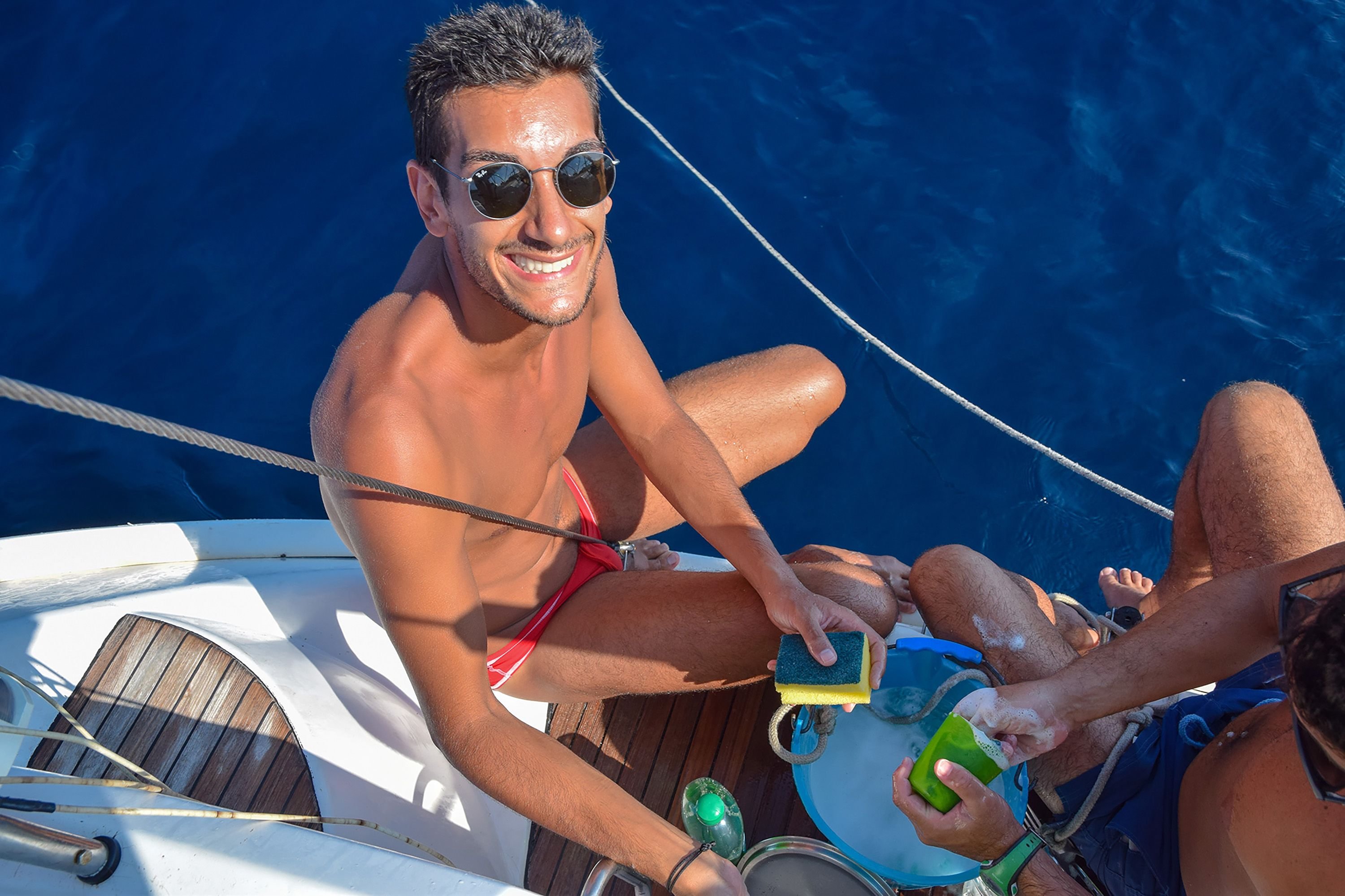 The neat and tidy maniac: how do you wash the dishes? Who keeps the boat tidy?