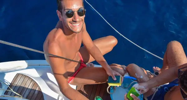 Il maniaco dell’ordine e della pulizia: come si lavano i piatti? Chi tiene in ordine la barca?