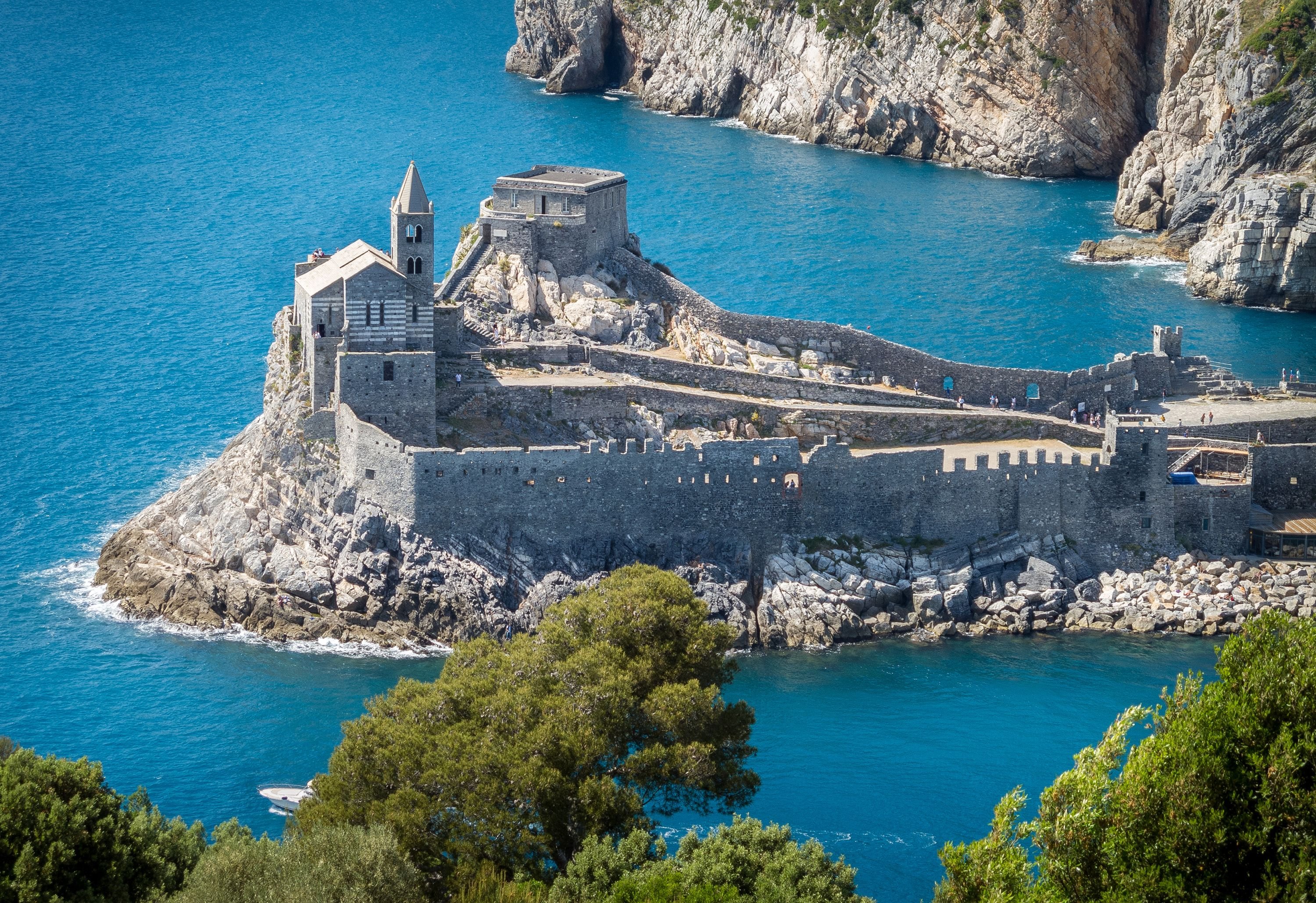 A day sailing around the Portovenere archipelago: Palmaria, Tino, and Tinetto
