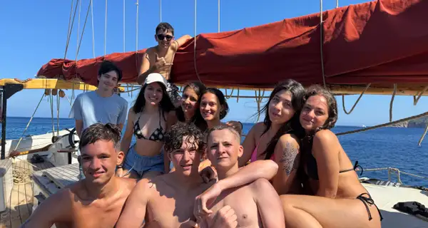 <b>14+ anni</b>: autonomia, avventura e — se va bene — nuovi amici