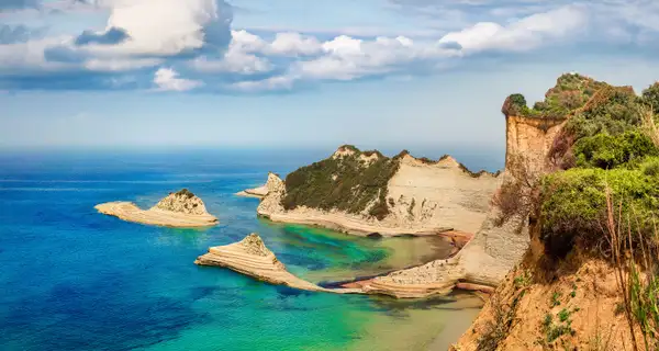 <b>Al nord dell’isola a vele spiegate</b>