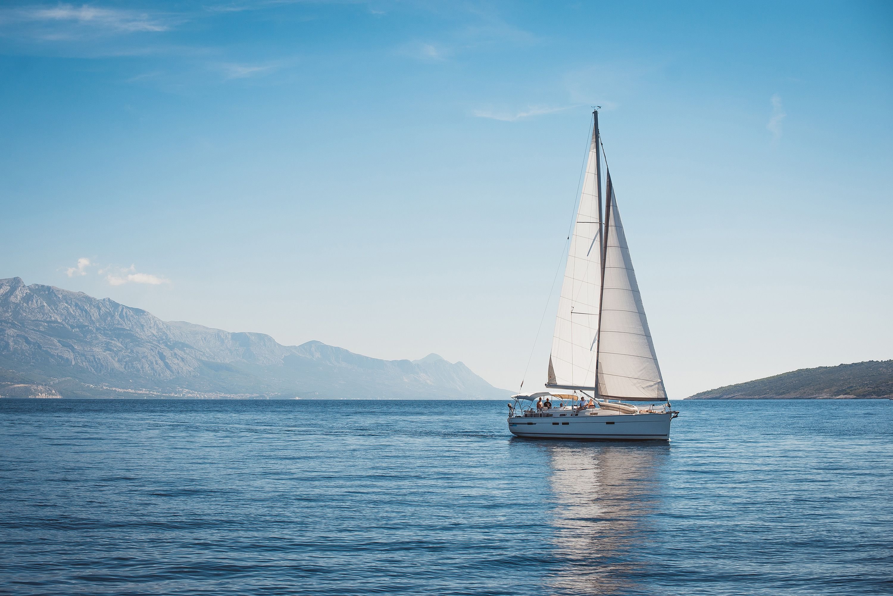 Day sailing trips and excursions