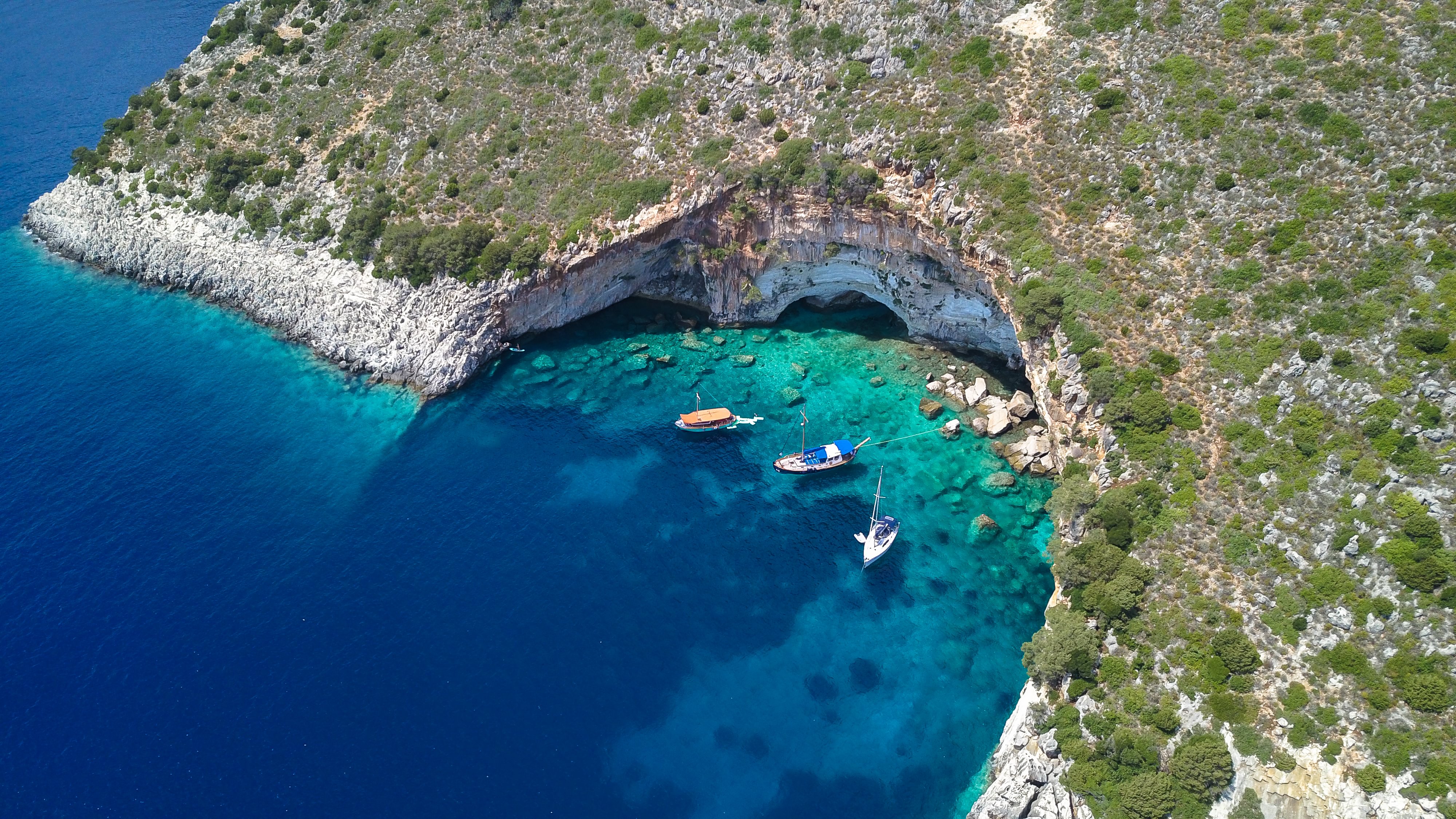 Yacht sailing holidays & skippered tours in Greece